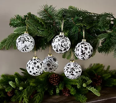 Hotel du Cobb Set of 6 Glass Ball Ornaments by Dennis Basso 1 362468-hotel-du-cobb-set-of-6-glass-ball-ornaments-by-dennis-basso-1.webp