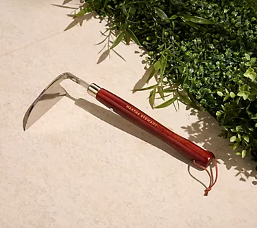 382261-martha-stewart-garden-weeding-hand-tool-1.webp